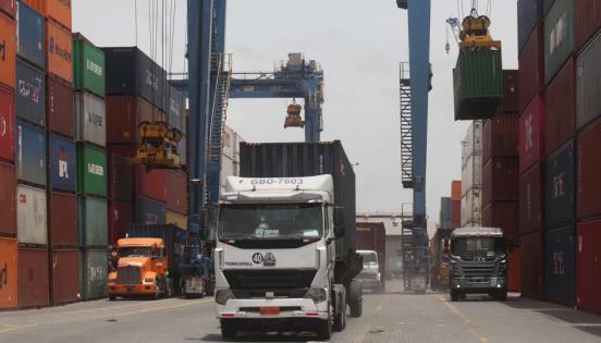 Las empresas importadoras y exportadoras hacen uso permanente del Terminal Portuario de Guayaquil. Foto: Enrique Pesantes / LÍDERES