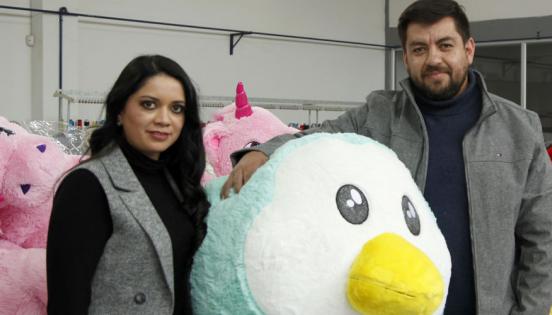 Valeria Ortega y Marcelo Sevilla, socios y fundadores de la marca Lily Toy’s, en la ciudad de Ambato. Producen osos de peluche y más.