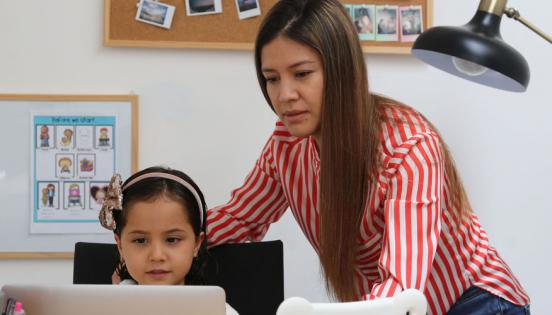 María Pía Villamar, médica de profesión, acompaña en las mañanas a su hija menor en sus clases virtuales. Foto: Vicente Costales / LÍDERES