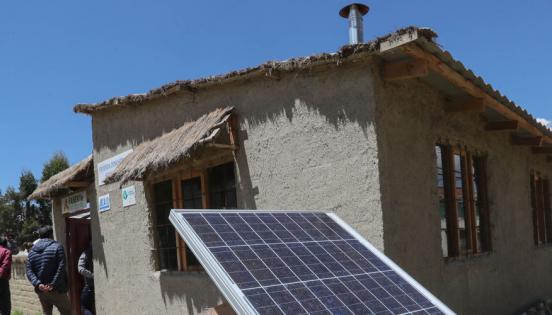 El uso de energía solar avanza en Bolivia, con iniciativas como la fabricación a pequeña escala de cocinas, bombillas, cargadores, bombeo, etc.