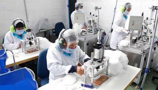 La empresa planea montar una fábrica de tela no tejida, que es el principal insumo para la fabricación de sus productos médicos. Foto: Diego Pallero / LÍDERES