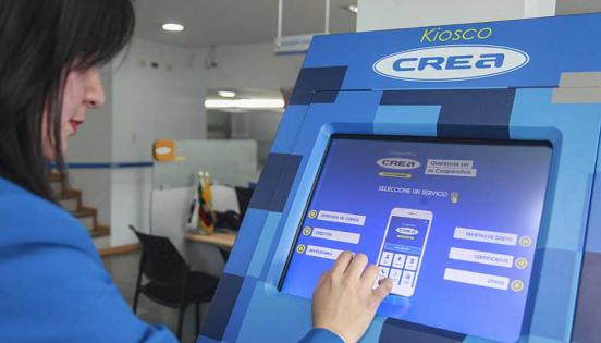La Cooperativa de Ahorro y Crédito CREA, que funciona en Cuenca, impulsa la digitalización de sus servicios. Foto: archivo / LÍDERES