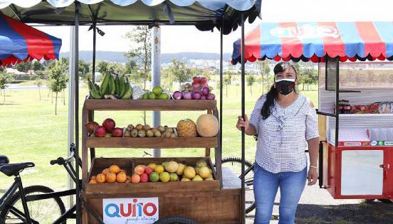 Los comerciantes tienen permiso para el desplazamiento de dos carritos de venta de productos comestibles sellados en distintos parques de Quito. Foto: cortesía Municipio de Quito