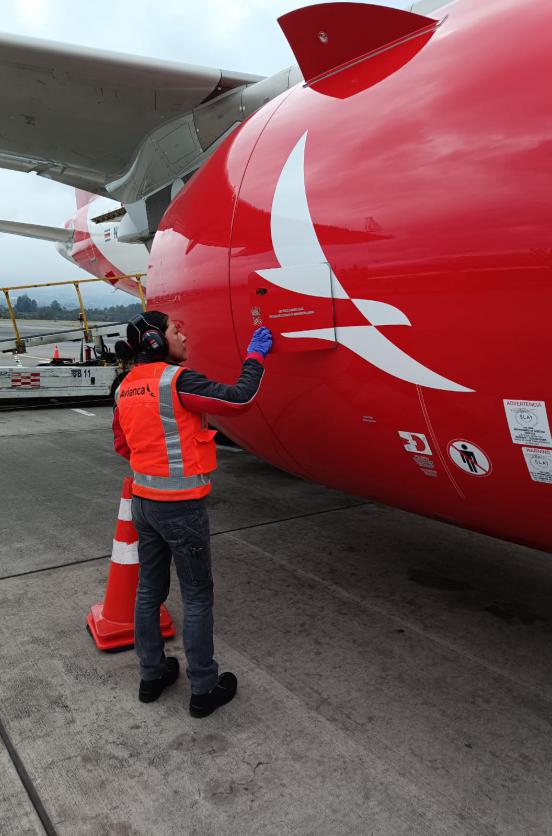 Lorena Pillajo realiza un mantenimiento a un avión en el hangar. Foto: Cortesía