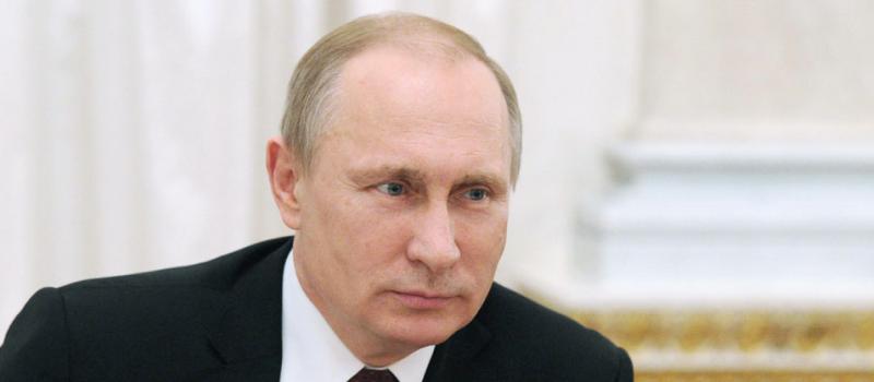 Para enfrentar la crisis económica rusa, Vladimir Putin se redujo el sueldo en un 10%. Foto: Michael Klimentyev/ EFE
