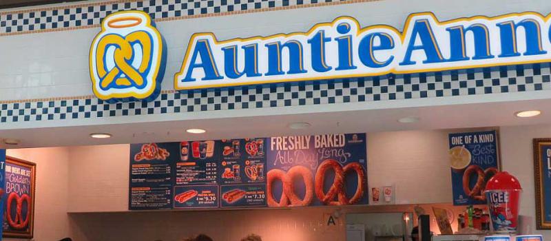 5. Con 1 598 tiendas en el mundo, la cadena de pretzel Auntie Annes es tan popular que hasta Shaquille ONeal es un franquiciantes de la marca. Su valor reside en que ninguna otra marca produce un volumen tan alto de pretzel en el mundo. El costo para abri