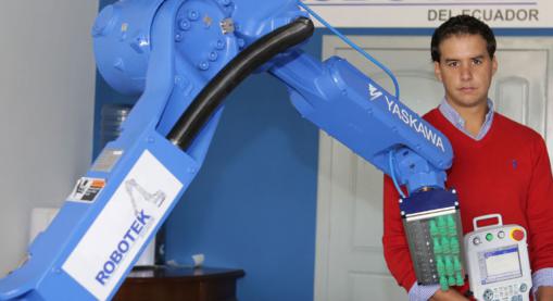La empresa Robotek representa a las marcas Yaskawa Motoman, en la foto Carlos Valdez. Foto: Alfredo Lagla / Líderes