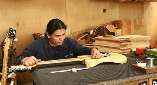 Proceso de elaboración de guitarras en Bambú, en la fabrica Vogel. En la foto Santiago Buitrón. Foto. Julio Estrella / Líderes