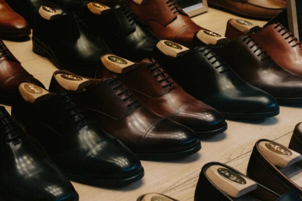 Con el zapato masculino da pasos en firme